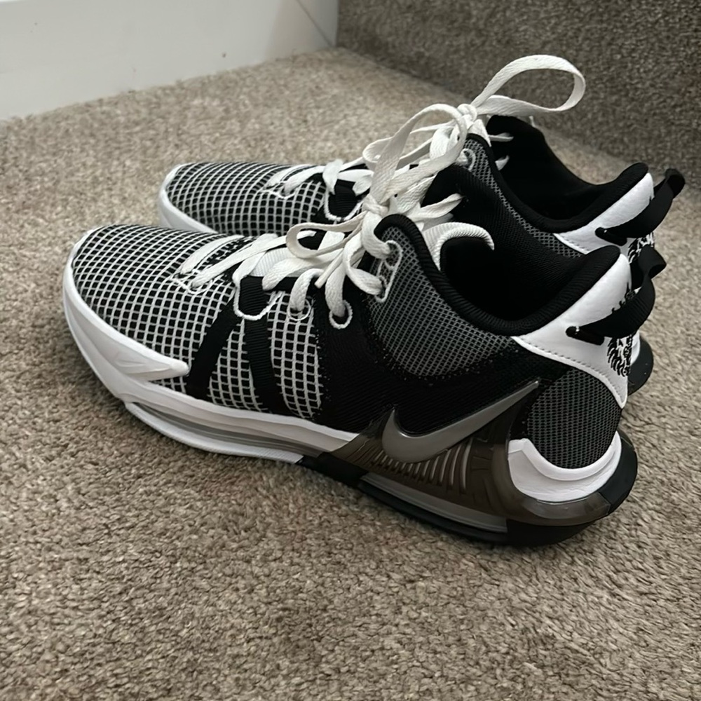 Nike LEBRON WITNESS VII